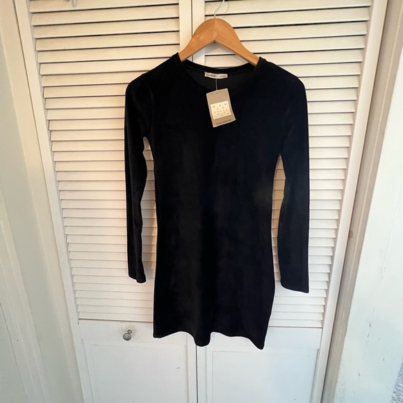 NWT Pull&Bear Velvet Mini Velvet Dress
Size: M - Picture 3 of 9